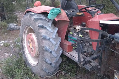 Devrilen traktörün altında kalan sürücü öldü