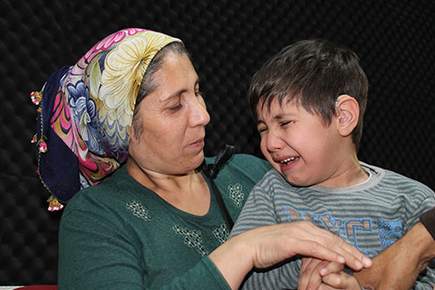 5 yaşındaki Yiğit Efe ilk kez duydu, gözyaşlarıyla tepki verdi