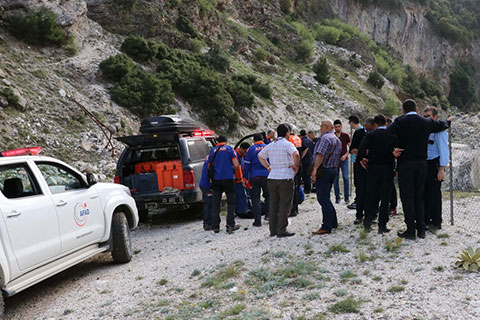 Mantar toplamak için çıktı, kayalıklardan düşerek yaralandı