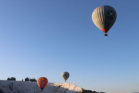 Turistler Beyaz Cennet’i gökyüzünden keşfediyor