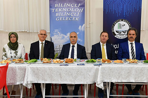 Vali Karahan: “Teknoloji bağımlılığıyla mücadele el birliği ile verilmeli”