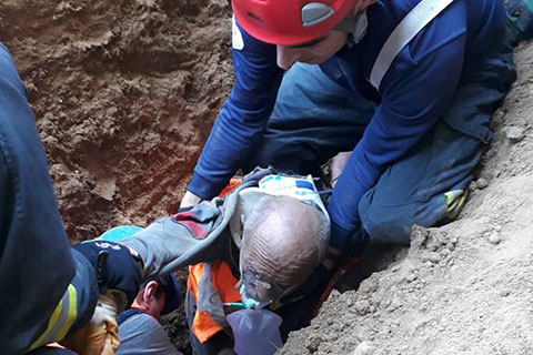 İstinat duvarı yaparken toprak altında kalan işçi kurtarılamadı