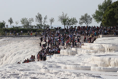 Pamukkale’ye 2 saatte 7 bin kişi giriş yaptı