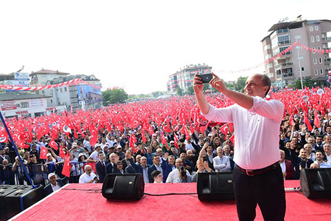 İnce ilk kez mitinginde selfie çekti