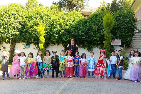 Çevreci miniklerden anlamlı defile