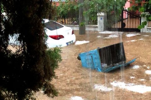 Sel suları otomobili yutuyordu