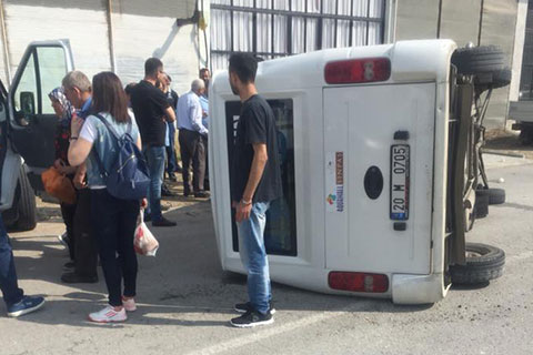 Bozburun’da pikap ile minibüs çarpıştı: 8 yaralı