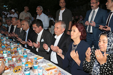 Büyükşehir iftar sofrası Aktepe’de kuruldu