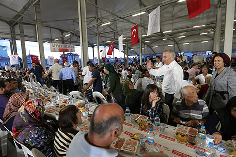 Büyükşehir’in ilk iftar sofrası Merkezefendi’de