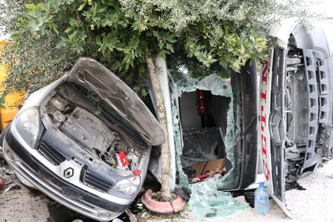 Freni boşalan kamyon 3 araca çarptı: 1 yaralı