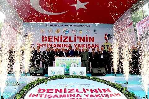 İki bakanlı, “Ölürüm Türkiyem”li açılış