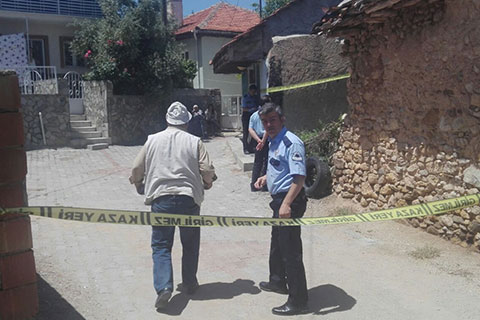 Çal’da kayıp kadın komşusunun bahçesinde ölü bulundu