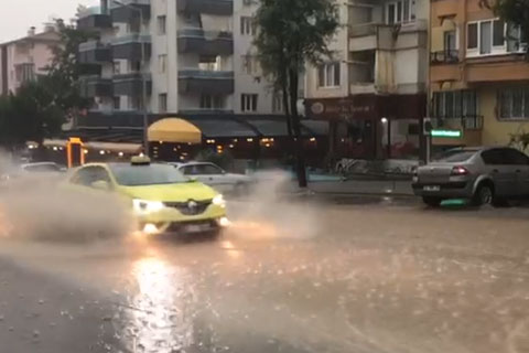Yağmur bir anda bastırdı, 10 dakika yetti