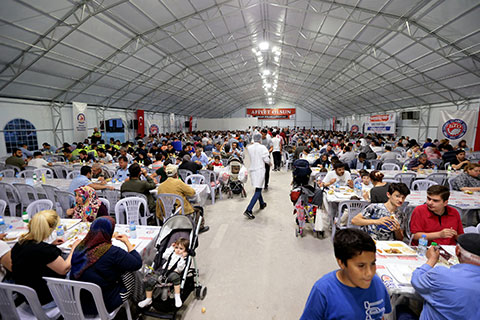 Büyükşehir iftar çadırı ilk gün binleri ağırladı