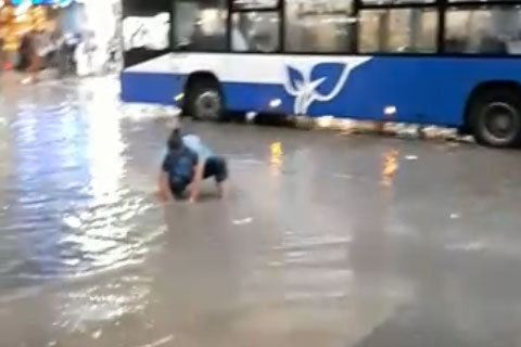 Kentin göbeğinde işyerlerini su bastı