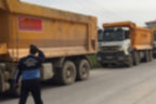 KARŞIDAN KARŞIYA GEÇEN YAYAYI KAMYON EZDİ