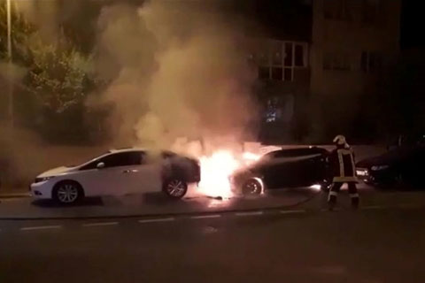 AKKONAK’TA PARK HALİNDEKİ ARAÇLAR YANDI