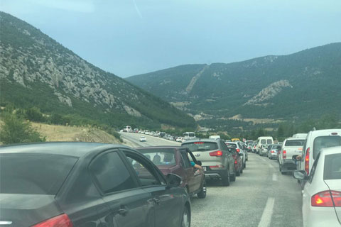Tatilciler dönüşte uzun kuyruklar oluşturdu