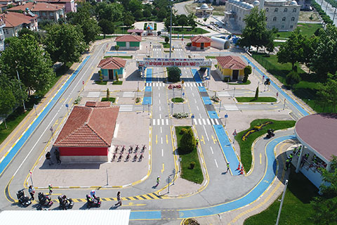 Trafik kurallarını eğlenerek öğreniyorlar