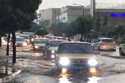 Yağmur nedeniyle zor durumda kalan itfaiyeyi arıyor