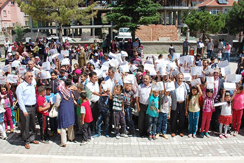 Öğrenciler karnelerini aldı, tatile çıktı