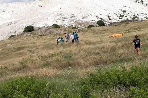 Koreli yamaç paraşütçü yere çakıldı