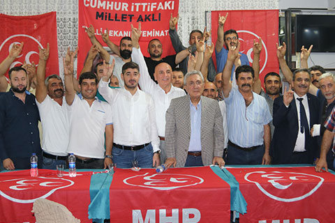 Uz, Karapapak Türklerine rozet taktı