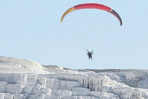 Pamukkale’de yamaç paraşütü uçuşları yeniden başladı