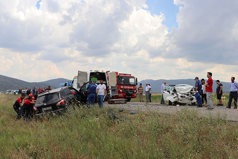 TAVAS’TA FECİ KAZA: 3 KİŞİ HAYATINI KAYBETTİ