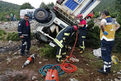 Tavas’ta kamyon takla attı, sürücü hayatını kaybetti
