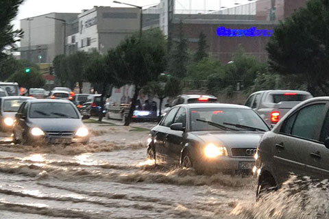 Yağmur Denizli’yi esir aldı. Şiddetli yağmur etkili oluyor