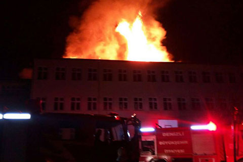 Tavas’ta yıldırım okulun çatısını yaktı