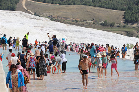 Pamukkale’de tatilci yoğunluğu