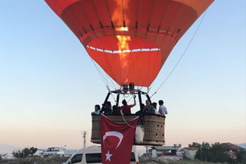 Pamukkale’de balonlar 15 Temmuz için havalandı