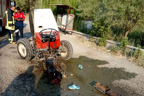 Acıpayam’da minibüs ile çarpışan traktör ikiye bölündü