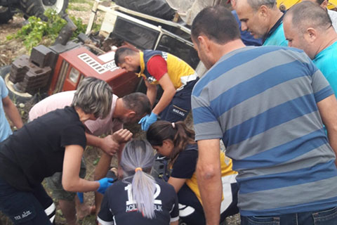Devrilen traktörün altında kalan ehliyetsiz sürücü öldü