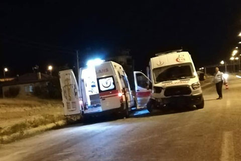 Ambulans kazaya giderken kaza yaptı
