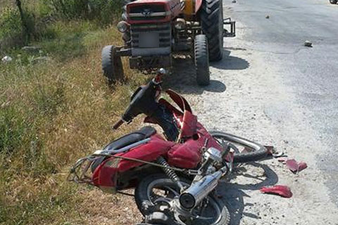 Çameli’de iki motosiklet aynı anda traktöre çarptı