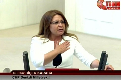 Karaca TBMM’ye mavi kurdele ile çıkıp yemin etti