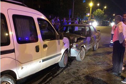 Karşıyaka’da kaza: 4 yaralı