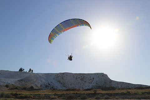 Pamukkale’yi havadan görmek için tatillerini uzatıyorlar