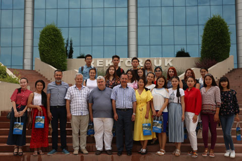 Kazak öğrenciler veda etti
