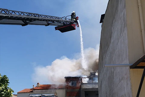 Yangında mahsur kalan engelliyi itfaiye ekipleri kurtardı