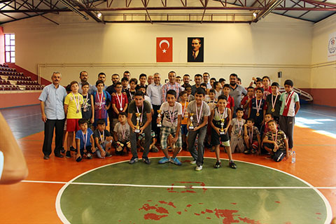 KURAN KURSU ÖĞRENCİLERİ SAHADA KAPIŞTI