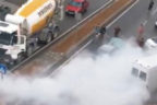 Yanmaya başlayan otomobili beton mikseri söndürdü