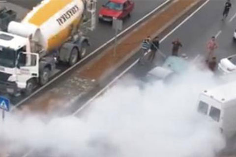 Yanmaya başlayan otomobili beton mikseri söndürdü