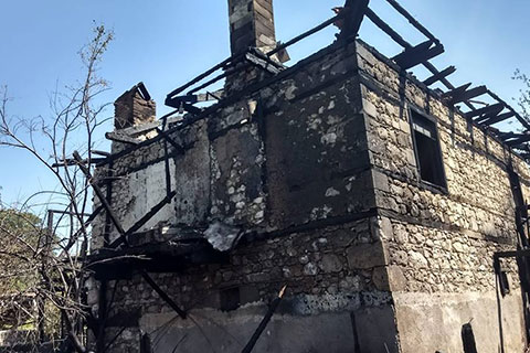 İki katlı ev kullanılamaz hale geldi