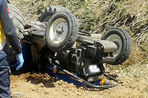 Acıpayam’da traktör devrildi: 1 ölü 1 yaralı