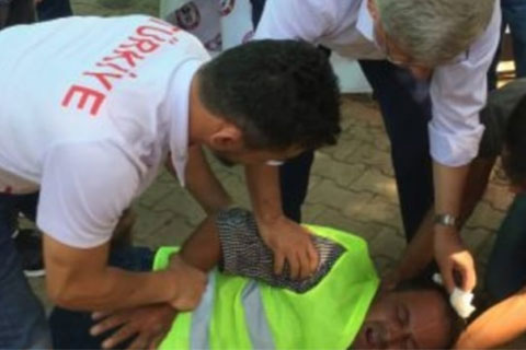 Bayılana ilk müdahaleyi başkan yaptı