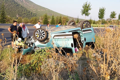 Seyir halindeki araçta uykuya daldı, takla attı
